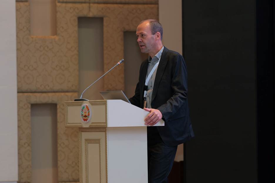 A person standing at a podium AI-generated content may be incorrect.